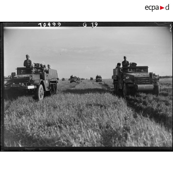 Les half-tracks Bessif et Parichon-Duffresnoy du 6e escadron de combat du 1er régiment de marche de spahis marocains (1er RMSM) de la 2e division blindée (2e DB) défilent à l'issue d'une cérémonie à proximité d'Augsbourg.