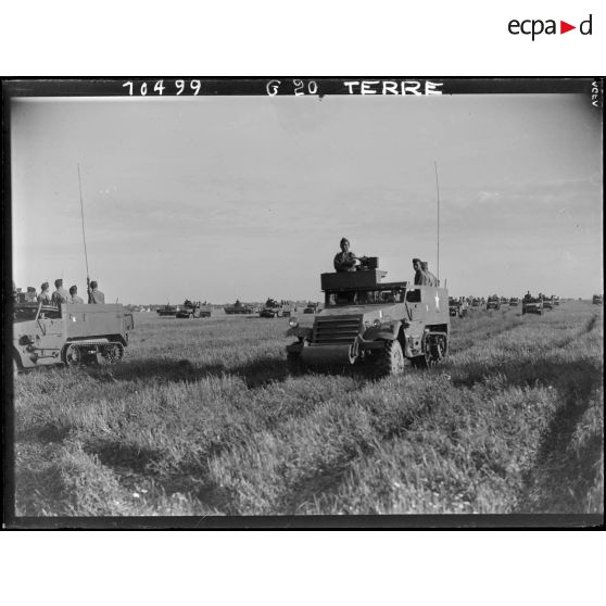 Des half-tracks du 6e escadron de combat du 1er régiment de marche de spahis marocains (1er RMSM) de la 2e division blindée (2e DB) défilent à l'issue d'une cérémonie à proximité d'Augsbourg.