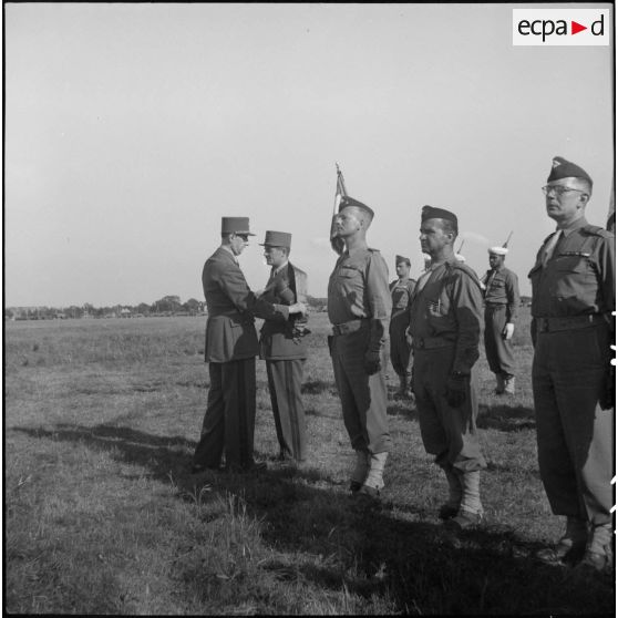 Le général de Gaulle remet les insignes de grand-croix de la Légion d'honneur au général de corps d'armée Leclerc, commandant la 2e division blindée (2e DB), lors d'une cérémonie près d'Augsbourg.
