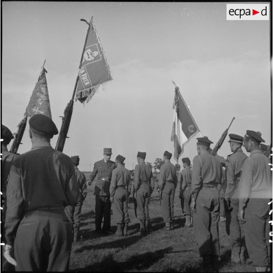 Le général de Gaulle décore des officiers de la 2e division blindée (2e DB) lors d'une prise d'armes près d'Augsbourg.