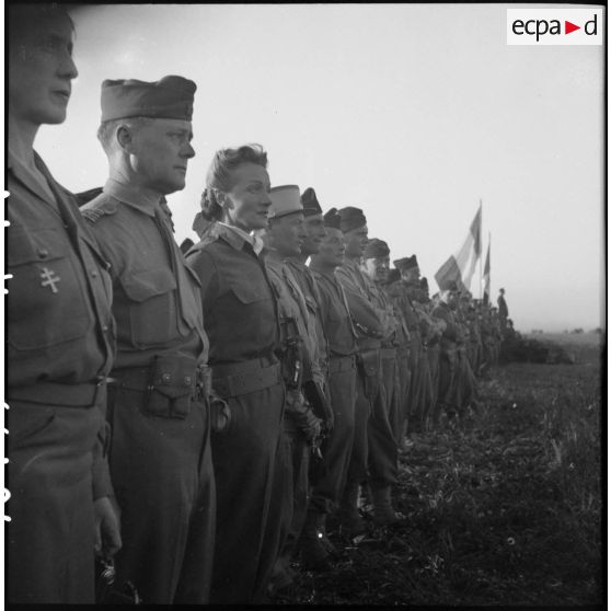 Des officiers de la 2e division blindée (2e DB) assistent au défilé des unités de la division à l'issue d'une prise d'armes près d'Augsbourg.