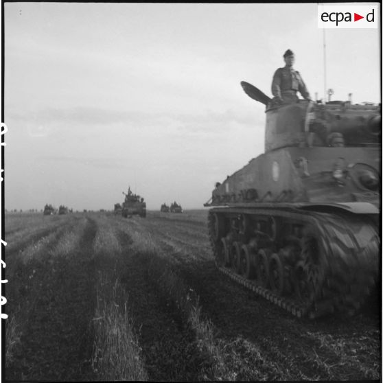 Défilé de chars Sherman du12e régiment de chasseurs d'Afrique (12e RCA) à l'issue d'une prise d'armes de la 2e division blindée (2e DB) près d'Augsbourg.