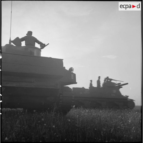 Défilé de canons automoteurs M7 Priest du 40e régiment  d'artillerie nord-africain (40e RANA) à l'issue d'une prise d'armes de la 2e division blindée (2e DB) près d'Augsbourg.