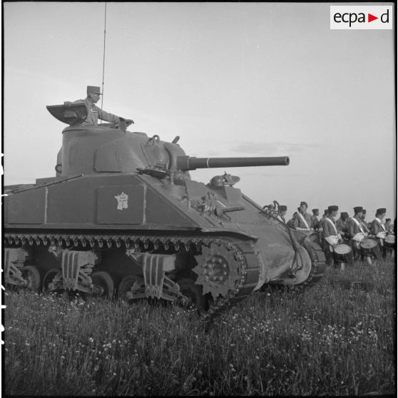 Le général de brigade Paul de Langlade, commandant le groupement tactique éponyme, assiste au défilé des unités de la 2e division blindée (2e DB) à l'issue d'une prise d'armes près d'Augsbourg.