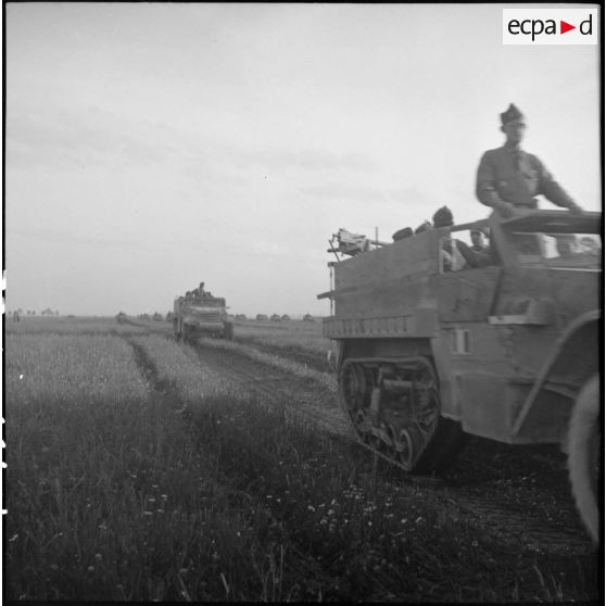 Défilé de half-tracks du Régiment de marche du Tchad (RMT) à l'issue d'une prise d'armes de la 2e division blindée (2e DB) près d'Augsbourg.