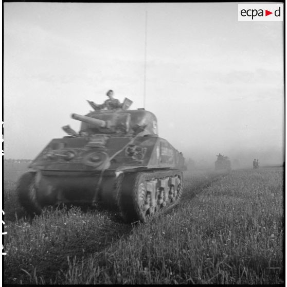 Défilé de chars Sherman de la 3e compagnie de combat du 501e régiment de chars de combat (501e RCC) à l'issue d'une prise d'armes près d'Augsbourg.