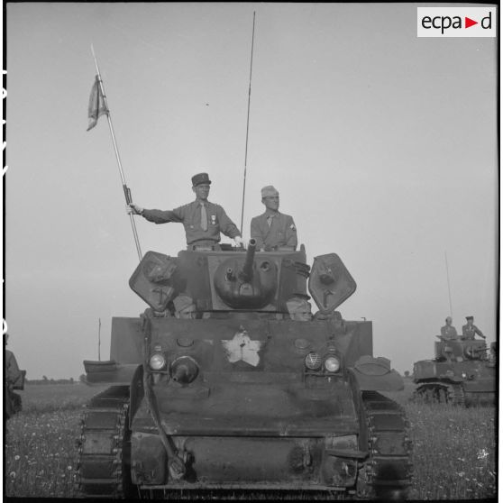 Présentation du  fanion du 1er escadron de combat du 12e régiment de chasseurs d'Afrique (12e RCA) lors d'une prise d'armes de la 2e division blindée (2e DB) près d'Augsbourg.