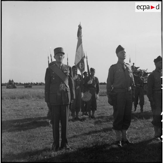 Le général de corps d'armée Philippe Leclerc et le colonel Jacques de Guillebon ont été promus respectivement grand-croix et commandeur dans l'ordre de la Légion d'honneur.