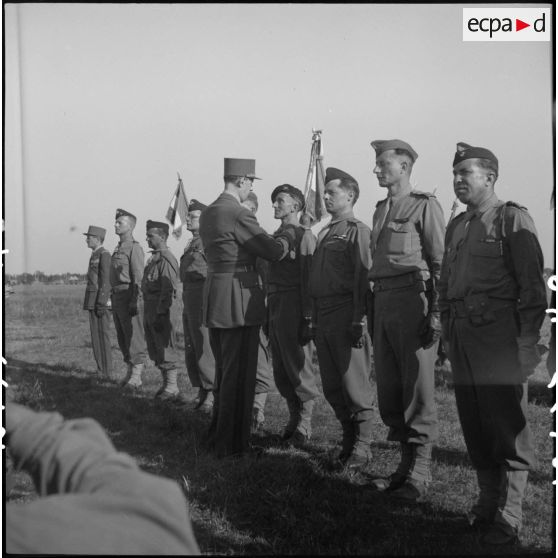 Le général de Gaulle décore un commandant du 501e régiment de chars de combat (501e RCC) de la 2e division blindée (2e DB) lors d'une prise d'armes près d'Augsbourg.