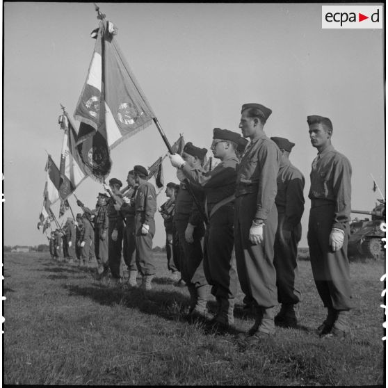 Les drapeaux et étendards de la 2e division blindée (2e DB) sont en place lors d'une prise d'armes près d'Augsbourg.