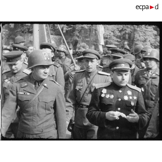 Le général Emil F. Reinhardt, commandant la 69e division d'infanterie de la 1re armée américaine.