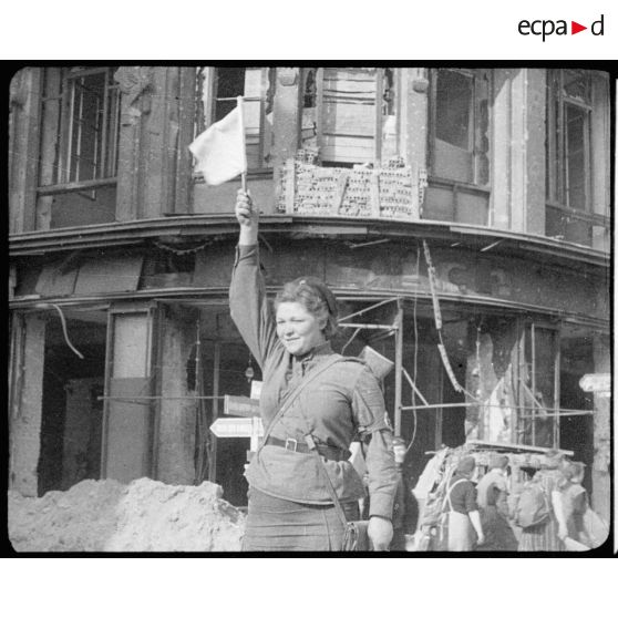 Personnel féminin de la police soviétique réglant la circulation dans Berlin.