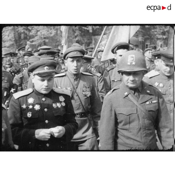 Le général Emil F. Reinhardt, commandant la 69e division d'infanterie de la 1re armée américaine.