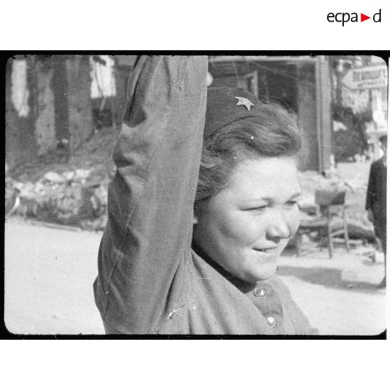 Portrait d'un personnel féminin de la police soviétique.