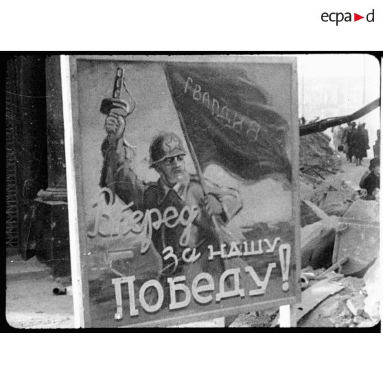 Propagande soviétique dans les ruines de Berlin.