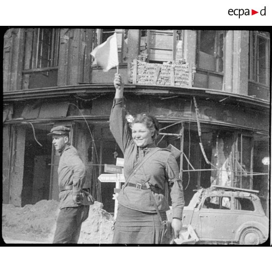 Personnel féminin de la police soviétique réglant la circulation dans Berlin.