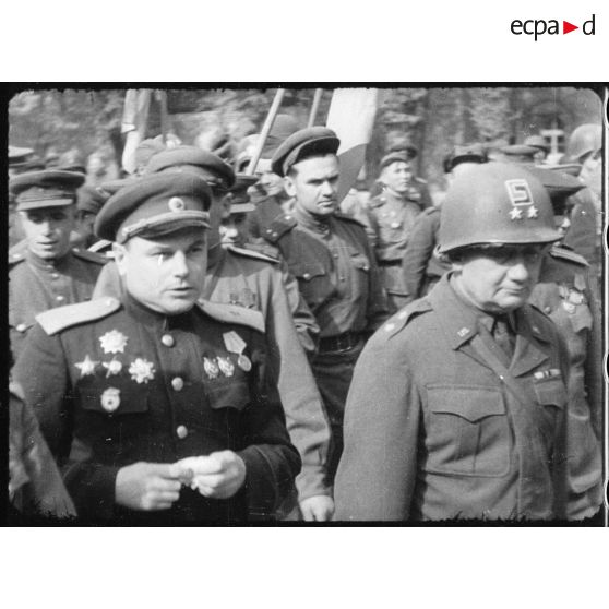 Le général Emil F. Reinhardt, commandant la 69e division d'infanterie de la 1re armée américaine.