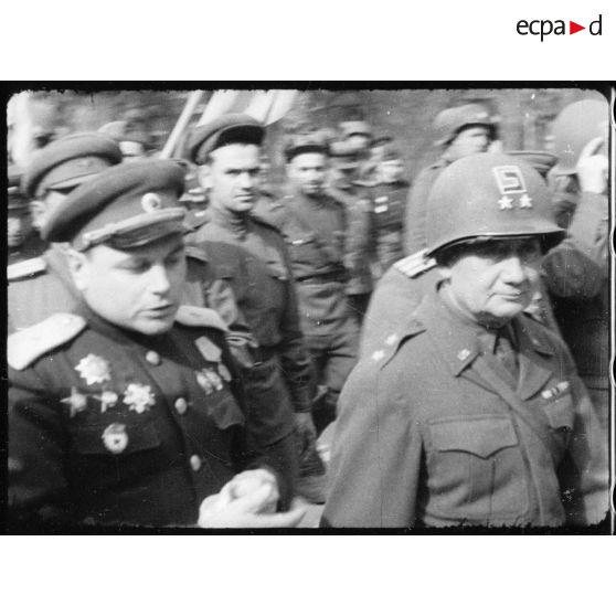 Le général Emil F. Reinhardt, commandant la 69e division d'infanterie de la 1re armée américaine.