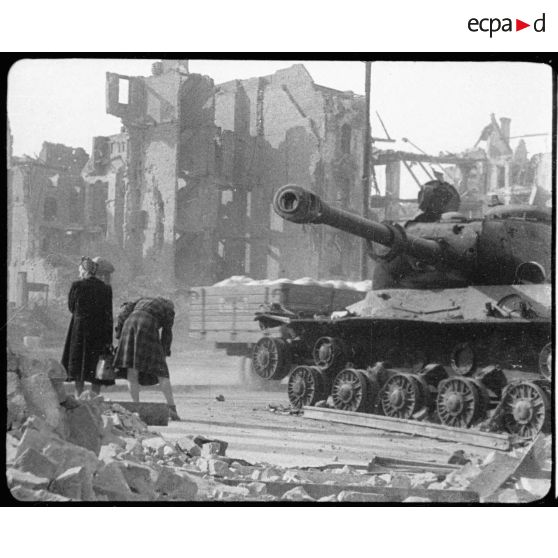 Epave d'un char soviétique dans les ruines de Berlin.