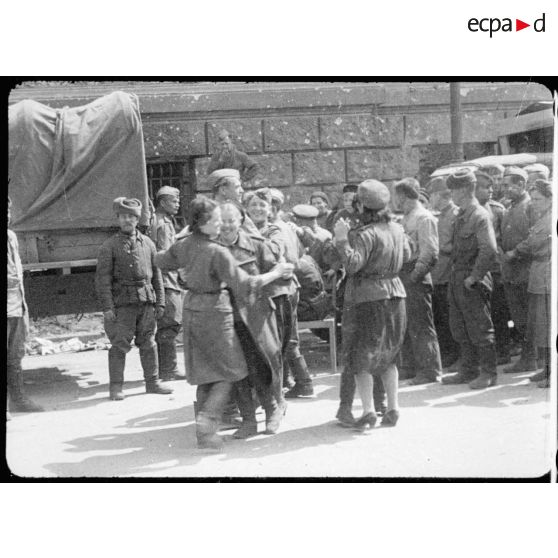 Soldats et personnels féminins de l'armée soviétique dans une rue de Berlin.