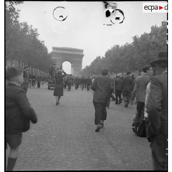 A l'occasion de la visite du général Eisenhower à Paris, la foule est massée sur les Champs-Elysées.