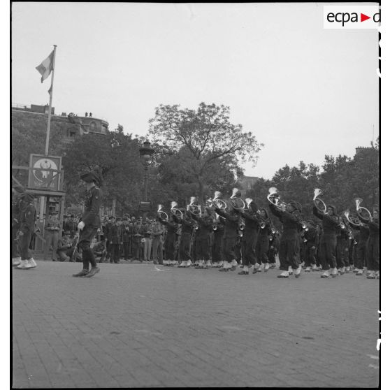 Cérémonie militaire lors de la visite du général Eisenhower à Paris.