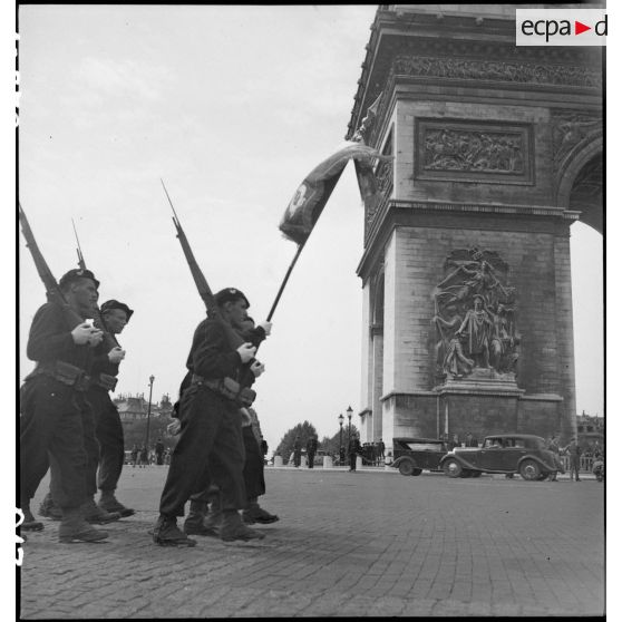 Cérémonie militaire lors de la visite du général Eisenhower à Paris.