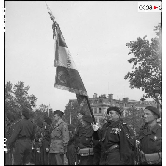 Cérémonie militaire lors de la visite du général Eisenhower à Paris.