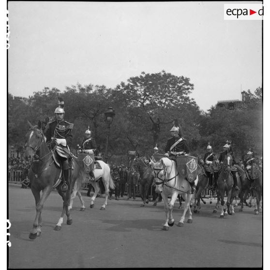Cérémonie militaire lors de la visite du général Eisenhower à Paris.