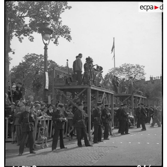 Cérémonie militaire lors de la visite du général Eisenhower à Paris.