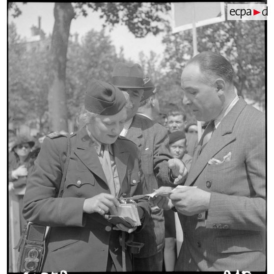 Cérémonie militaire lors de la visite du général Eisenhower à Paris.