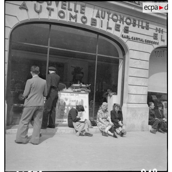 Devanture d'une concession automobile sur les Champs-Elysées lors de la visite à Paris du général Eisenhower.