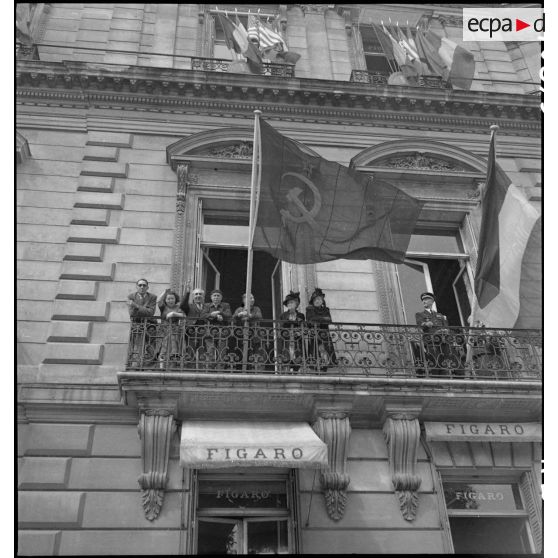 A l'occasion de la visite du général Eisenhower à Paris, le siège du journal Le Figaro (Figaro à l'époque), situé au Rond-point des Champs-Elysées, est pavoisé.