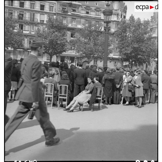 A l'occasion de la visite du général Eisenhower à Paris, la foule est massée sur les Champs-Elysées.