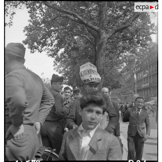 A l'occasion de la visite du général Eisenhower à Paris, la foule est massée sur les Champs-Elysées.