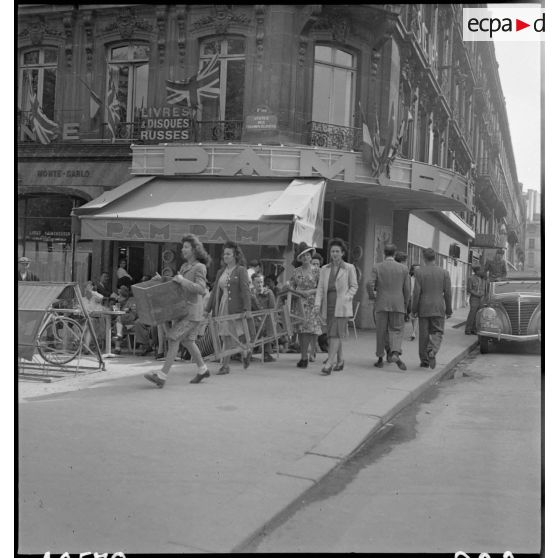 A l'occasion de la visite du général Eisenhower à Paris, la foule est massée sur les Champs-Elysées.