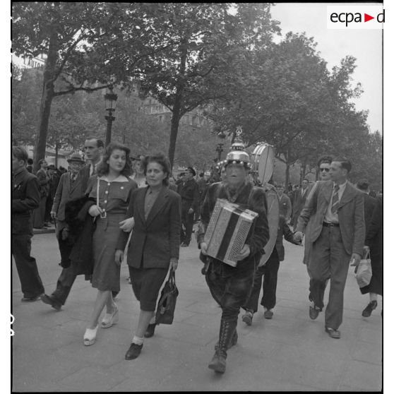 A l'occasion de la visite du général Eisenhower à Paris, la foule déambule sur les Champs-Elysées.