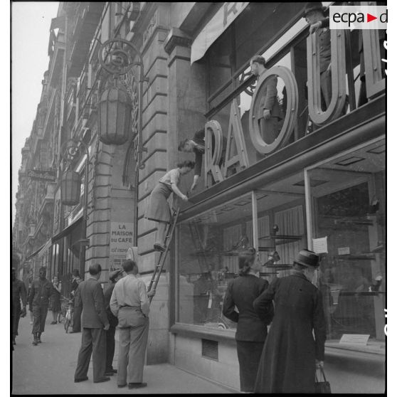Devantures de commerces sur les Champs-Elysées, au centre La Maison du café.