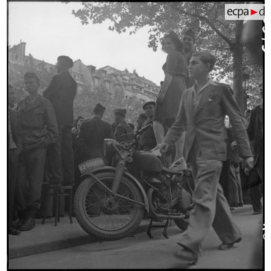 A l'occasion de la visite du général Eisenhower à Paris, la foule est massée sur les Champs-Elysées.