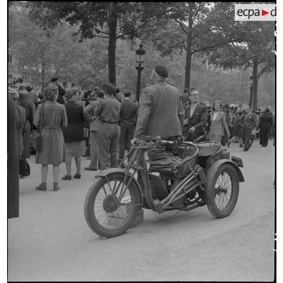 A l'occasion de la visite du général Eisenhower à Paris, la foule est massée sur les Champs-Elysées.