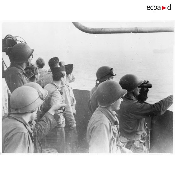 Soldats de la 2e division blindée (2e DB) à bord d'un bâtiment de débarquement à destination de la Normandie. Ils s'apprêtent à débarquer sur la plage d'Utah Beach dans la Manche.