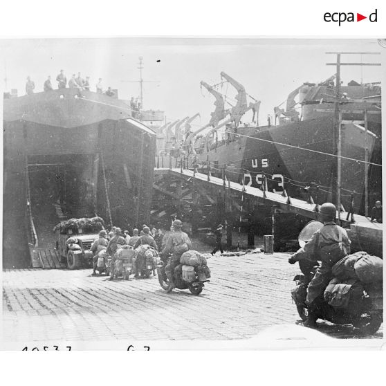 Embarquement de la 2e division blindée (2e DB) vers la fin du mois de juillet 1944 dans un bâtiment de débarquement LST depuis un quai en Angleterre, à destination de la plage d'Utah Beach en Normandie où elle débarquera le 1er août 1944.