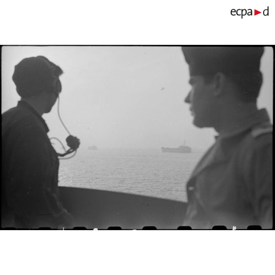 Soldats de la 2e DB (Division blindée) à bord d'un bâtiment de débarquement à destination de la Normandie. Ils s'apprêtent à débarquer sur la plage d'Utah Beach dans la Manche.