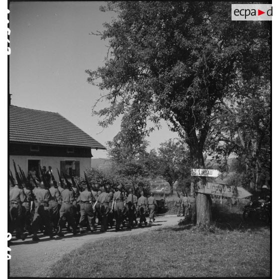 Défilé du 151e RI dans le cadre de la cérémonie de présentation du drapeau au régiment.