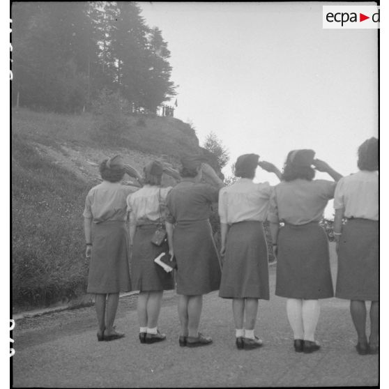 Portrait de groupe de personnels féminins décorés lors de la cérémonie de présentation du drapeau du 151e RI.