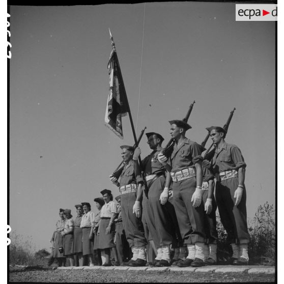 Le drapeau du 151e RI et sa garde d'honneur lors de la présentation au régiment.