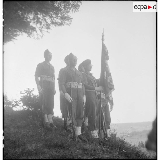 Le drapeau du 151e RI (Régiment d'infanterie) et sa garde d'honneur.