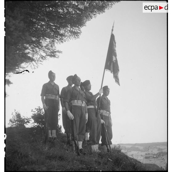 Le drapeau du 151e RI (Régiment d'infanterie) et sa garde d'honneur.