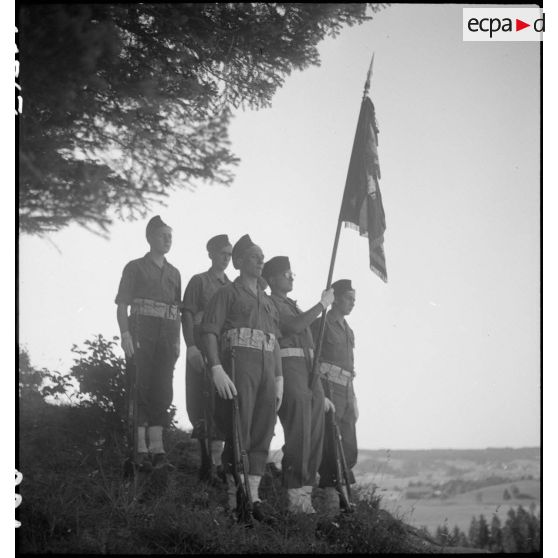 Le drapeau du 151e RI (Régiment d'infanterie) et sa garde d'honneur.