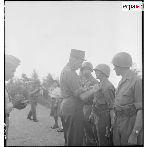 Remise de décoration lors de la présentation du drapeau du 151e RI.